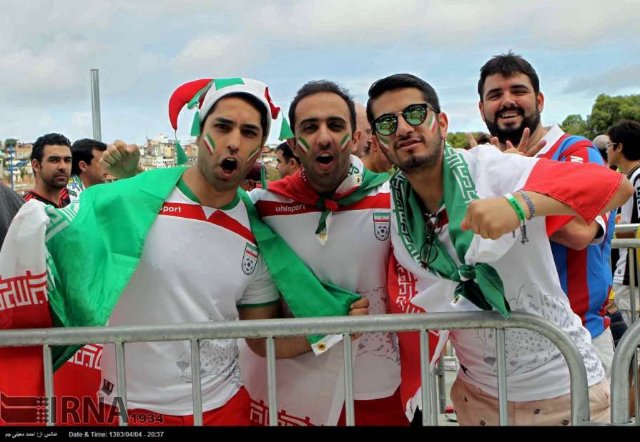 Болельщик сборной Ирана пришел на матч против Испании с душераздирающим плакатом