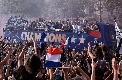 Полмиллиона парижан приветствовали чемпионов мира на Елисейских полях