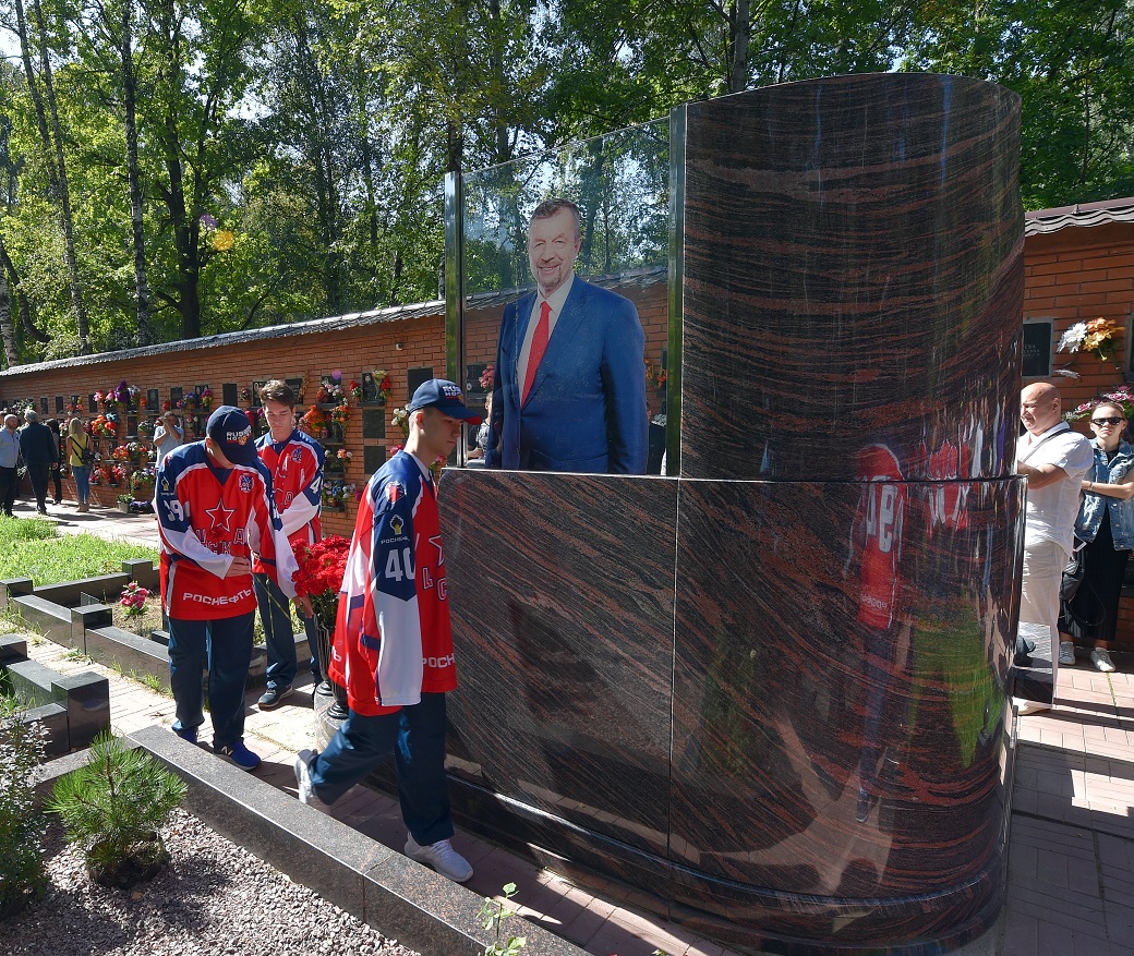 «Он был беззаветно предан хоккею»... Сегодня открыт памятник Сергею Гимаеву