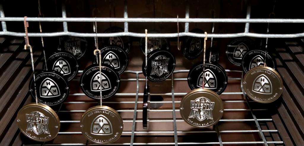 Медали из «чёрной колбасы». Как изготавливаются трофеи Недели Звезд КХЛ